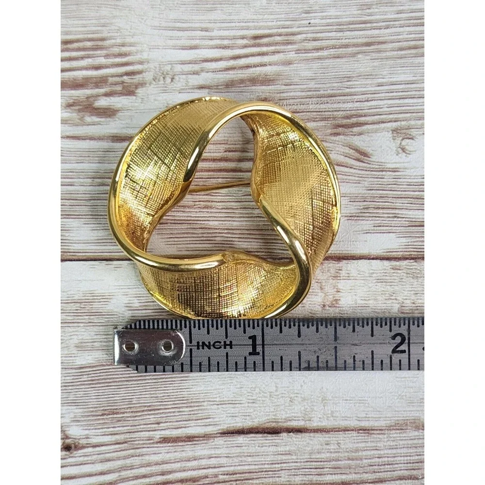 Vintage Napier Brooch Pin Gold Tone Textured Ribbon Wreath Costume Jewelry‎